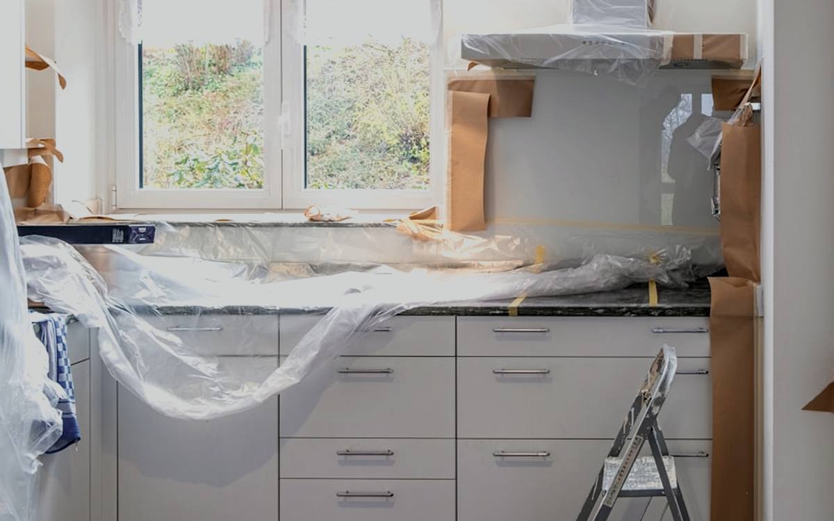 Küche während der Montage, Korpusse stehen, Folie und Leiter im Raum